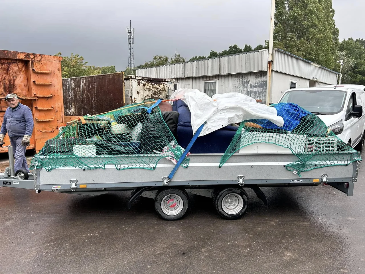 Ausgeräumter Hausrat auf einem Anhänger vor dem Abtransport